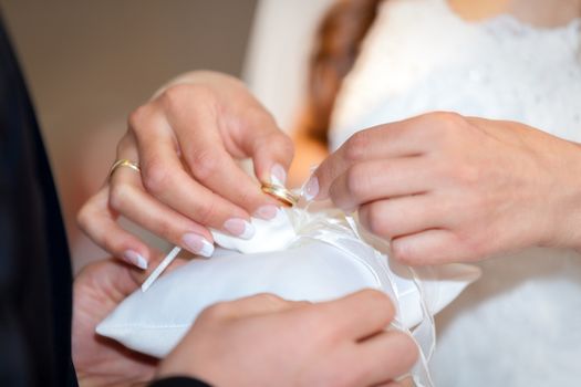 The bridal couple exchanges the wedding rings with each other