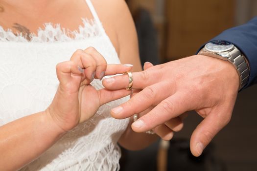 The bridal couple exchanges the wedding rings with each other
