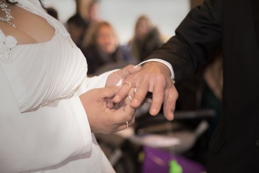 The bridal couple exchanges the wedding rings with each other