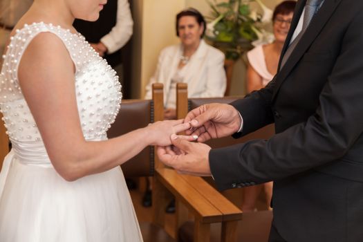 The bridal couple exchanges the wedding rings with each other