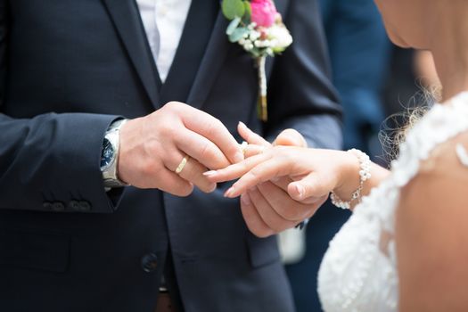 The bridal couple exchanges the wedding rings with each other