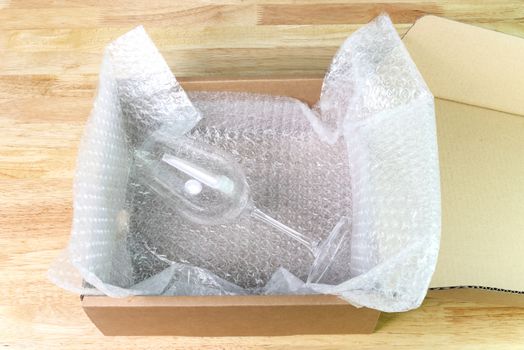 the bubble wrap cover water glass in box for protection product cracked or insurance During transit  

