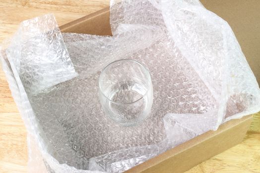 the bubble wrap cover water glass in box for protection product cracked or insurance During transit  

