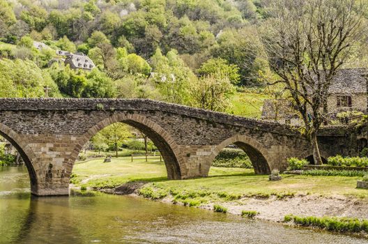 In the French region of midi pyrenees we find the village of belcastel in the picture we see the picture of a bridge over the Aveyron river that passes through the village and gives the department its name
