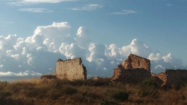 Abandoned house in the countryside in Alicante