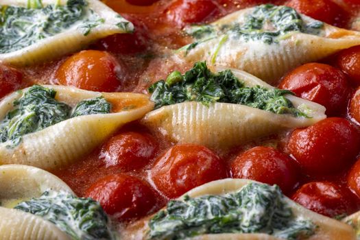 italian conchiglino pasta filled with spinach