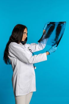 The pulmonologist checks the patient's lungs for any disturbing changes.