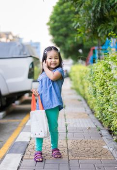 little girl carrying cloth bag to prepare to shopping, protect the world