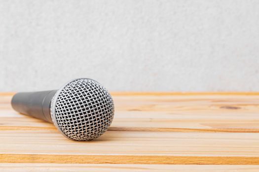 microphone dynamic on wooden table yellow with white background