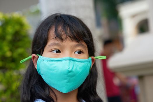 kid waers mask for protection of pm dust