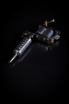 Tattoo machine for tattooing on black reflective surface
