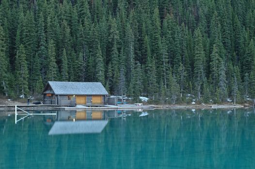 little cottage near pristine lake