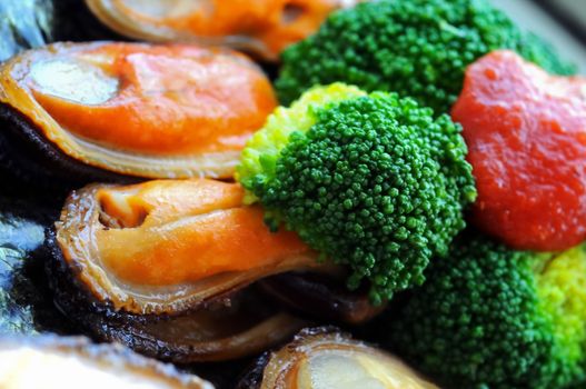 New Zealand green shell mussels grilled with broccoli and tomato sauce