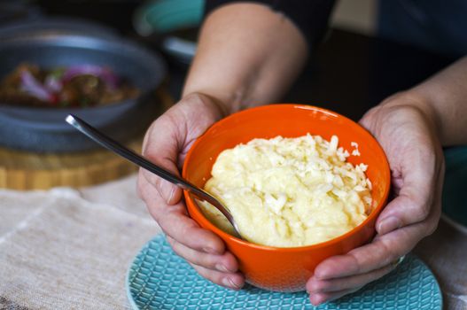 Georgian traditional dish with potatoes and cheese, Tashmijabi.