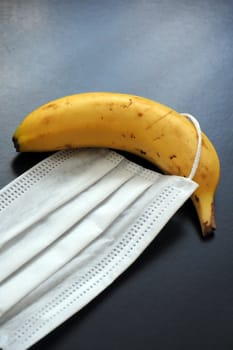 In the coronavirus epidemic, eating banana strengthens the body. Mask and banana are on the same ground,