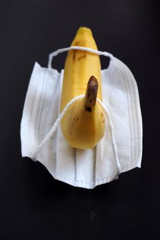 In the coronavirus epidemic, eating banana strengthens the body. Mask and banana are on the same ground,