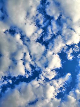 altocumulus, cloud forming a layer of rounded masses with a level base