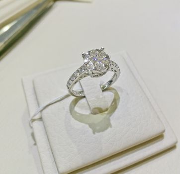 Beautiful luxery wedding diamond silver ring