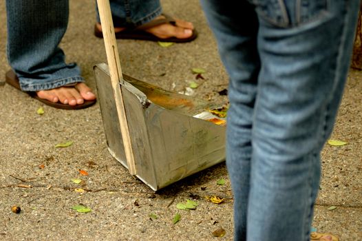 Metal trash tray with cleaners