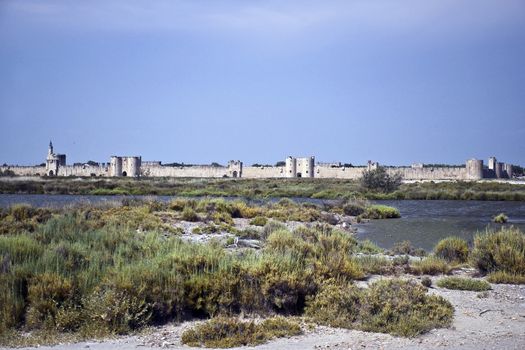 Le rosse saline di Aigües Mortes , con la città fortificata sullo sfondo