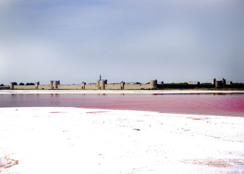 Le rosse saline di Aigües Mortes , con la città fortificata sullo sfondo