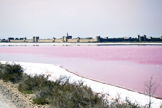 Le rosse saline di Aigües Mortes , con la città fortificata sullo sfondo