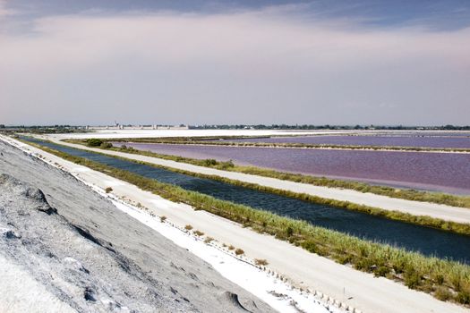 Le rosse saline di Aigües Mortes , con la città fortificata sullo sfondo