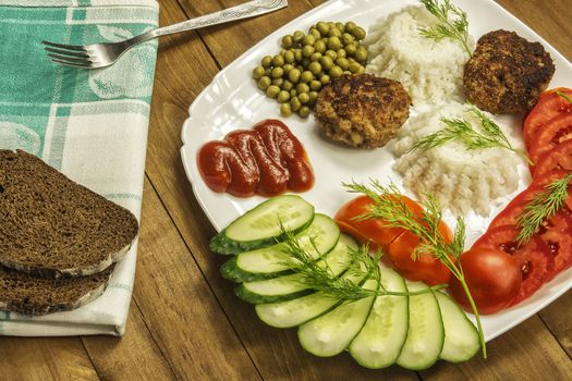 Fresh vegetables and boiled rice with meat katletami