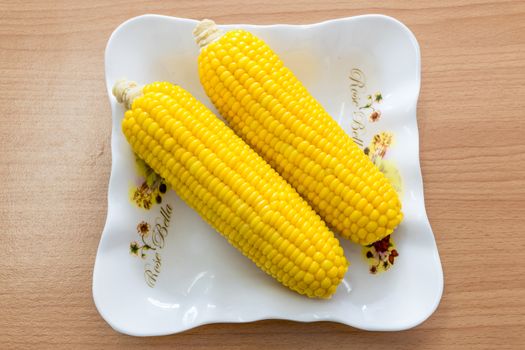 Boiled corn on a plate.