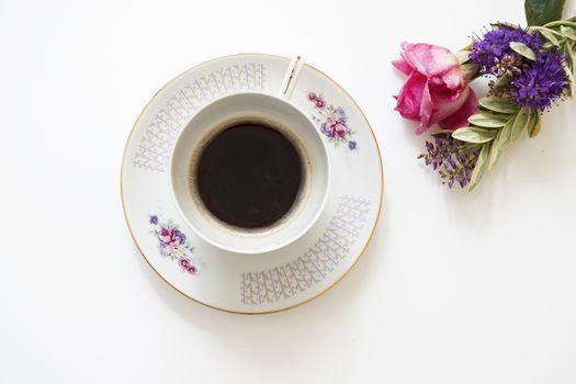 Presentation of a cup of coffee with floral decorations