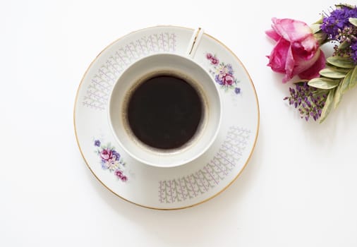 Presentation of a cup of coffee with floral decorations