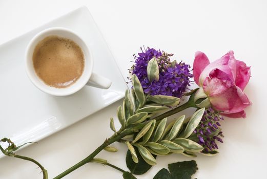 Presentation of a cup of coffee with floral decorations