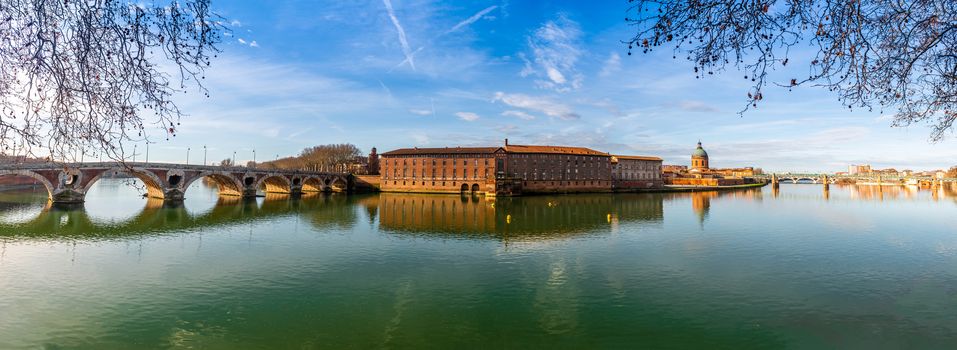 Panoramic view of the Garonne with, the Pont Neuf and the Hôtel Dieu, as well as the hospice de la Grave and at the far end the Saint-Pierre bridge.