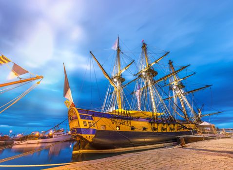 The Hermione is a French warship in service from 1779 to 1793. It is a frigate of 12 in reference to the caliber of its guns carrying 26 guns of 12 pounds and 8 additional guns of 6 pounds. In naval jargon it is called `26-gun frigate`, although originally it carried 34. It is part of the Concorde class frigates, built from 1777 at the Rochefort arsenal.