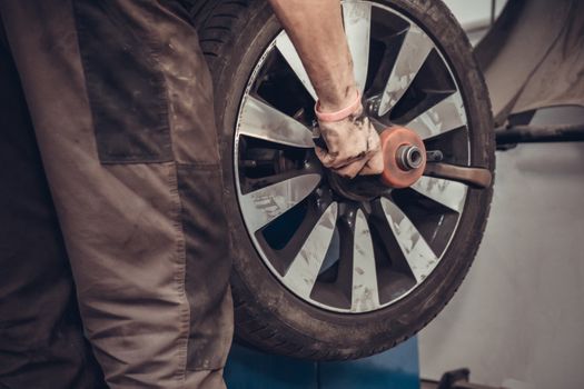 vehicle wheel balancing machine workshop.