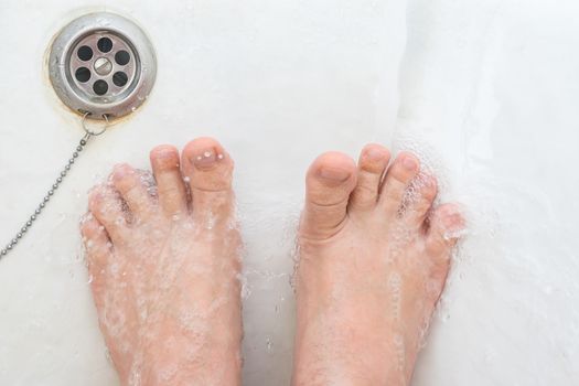 Wrinkled skin on the toes while showering in the bathroom