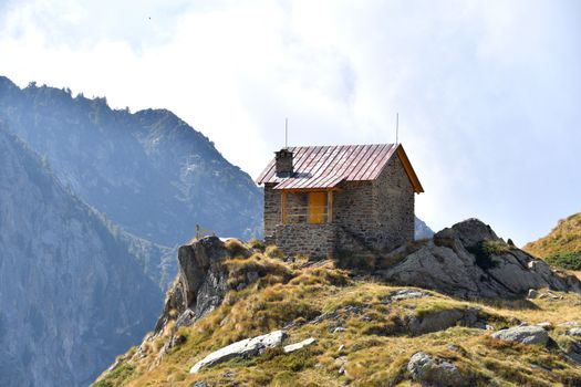 The Amici hut, a small refuge near Lake Brama, under Mount Mars