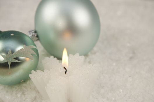 White Christmas glitter decoration with candlelight an baubles