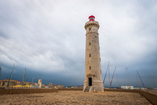 It is bordered by the Thau lagoon, a saltwater lagoon which is home to various animal species. Along a narrow isthmus, the Mediterranean coast of Sète is made up of sandy beaches.