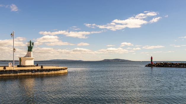 The Thau pond is the largest body of water in the Occitanie region. It has an area of approximately 7,500 hectares and an average depth of five meters (the deepest point being the source of the Vise, also called the Bisse hole, which reaches a depth of 32 m).