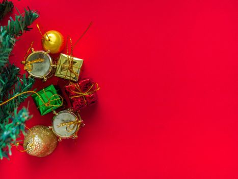 Christmas tree decorations, gift boxes, ball drop
On a red background To beautify the Christmas tree