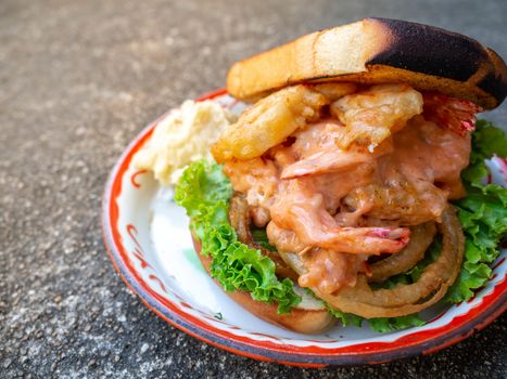 Fried Shrimp Sandwiches After using fried shrimp and bread. It is a very energetic and convenient food when you are in a rush.