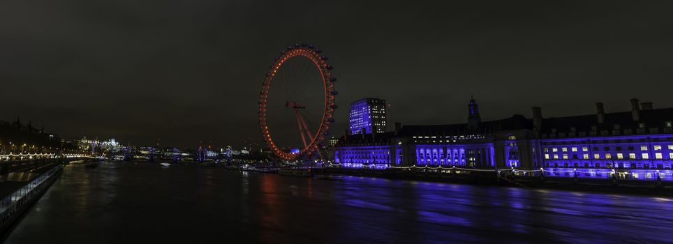 panoramic view of London with the "Eye" over the Thames river