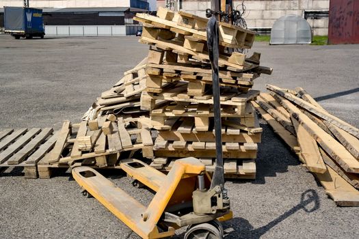 The mtopka sloppyly folded pallet is folded next to the trolley to carry pallets