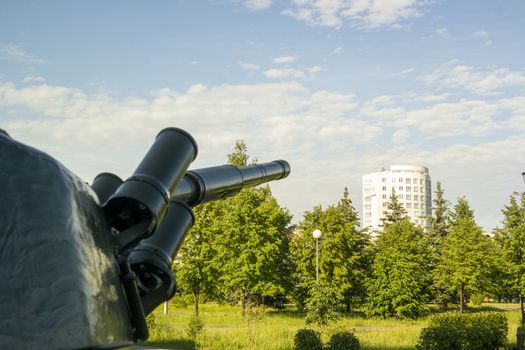 Tank gun pointed at residential high-rise building in the city