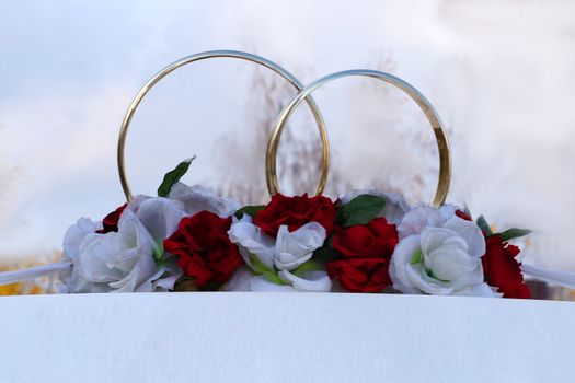 bouquet with wedding rings on a car close-up