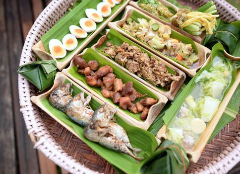 Fried mackerel, fried pork, boiled egg, clear soup, chili paste, boiled vegetables, stir-fried vegetables in a bamboo tube, cut in half, Secondary with banana leaf