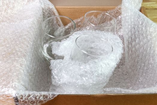 the bubble wrap cover water glass in box for protection product cracked or insurance During transit  

