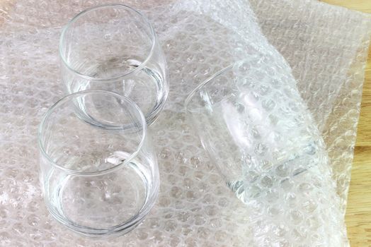 the bubble wrap cover water glass in box for protection product cracked or insurance During transit  

