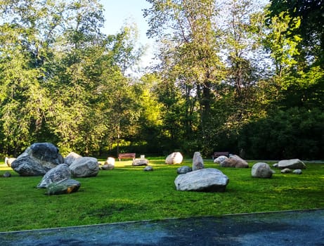 Composition in the Park of granite stones against the background of trees.